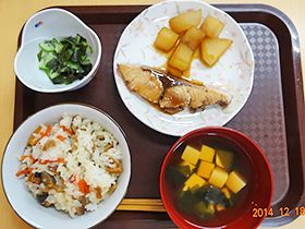 煮物と焼き魚、酢の物と味噌汁、炊き込みご飯のセット