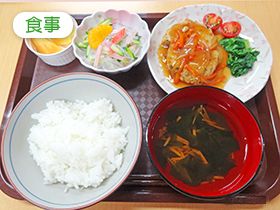 あんかけハンバーグがメインのご飯と汁物が付いたセット