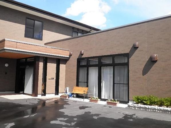 茶色が基調の建物の様子。中庭・駐車場らしきスペースが写っている