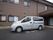 玄関前に施設専用車が停められている。建物は２階建てで、ブラウンを基調とした落ち着いた色合いとなっている。
