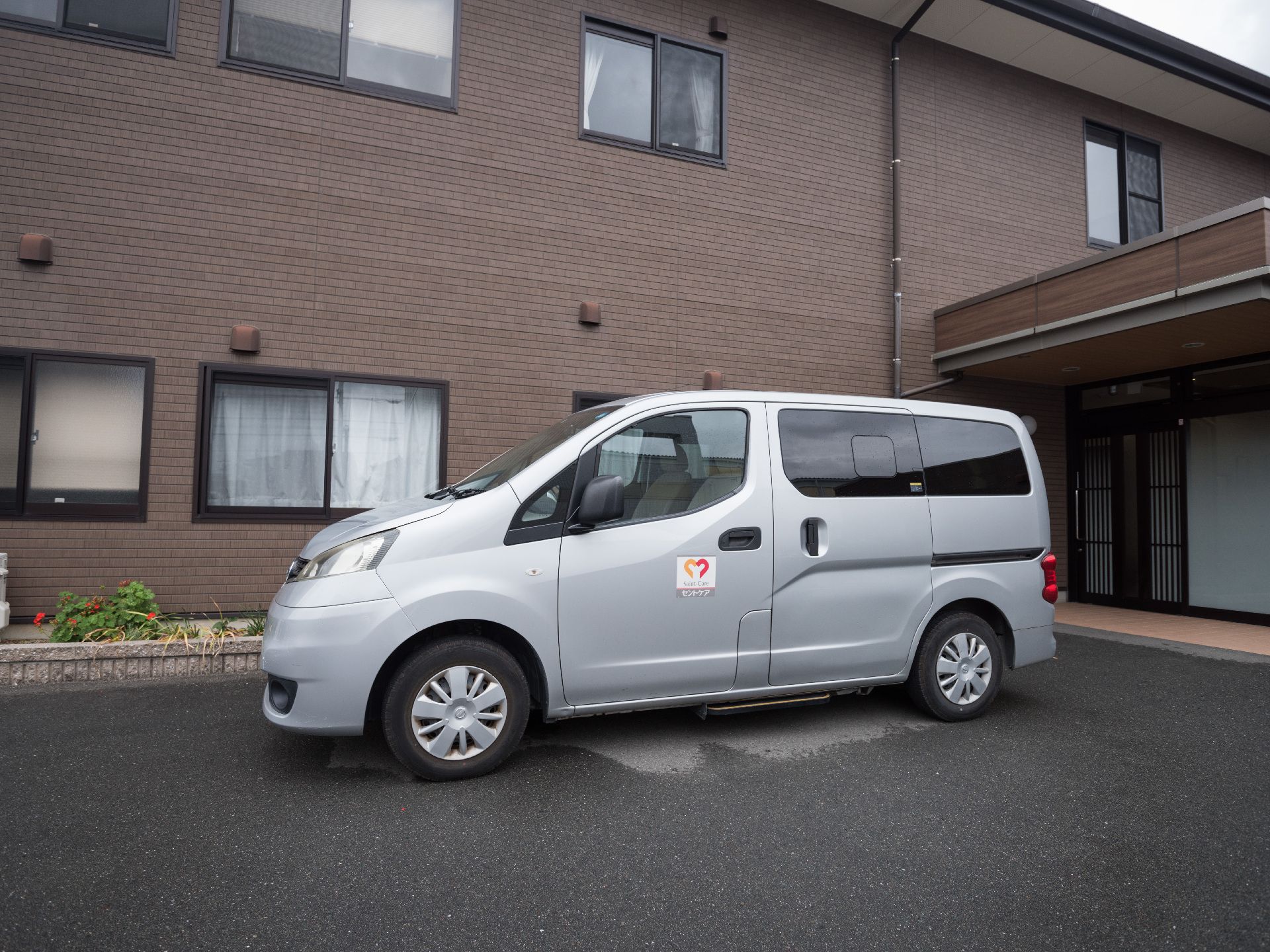 入居者用車両と建物外観