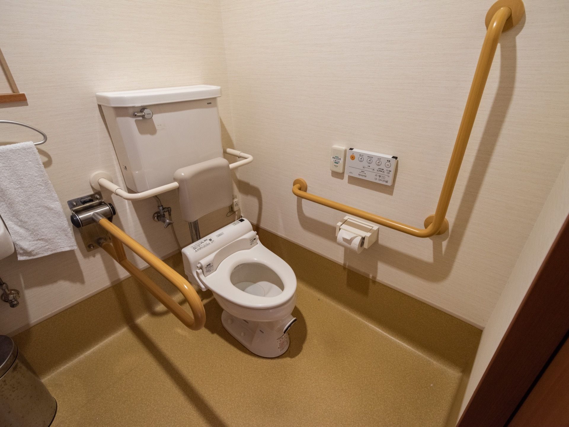 トイレには、温水洗浄便座に背もたれパッドが装備され完備されている。壁には、可動式手すりやL字型手すりが設置されている。