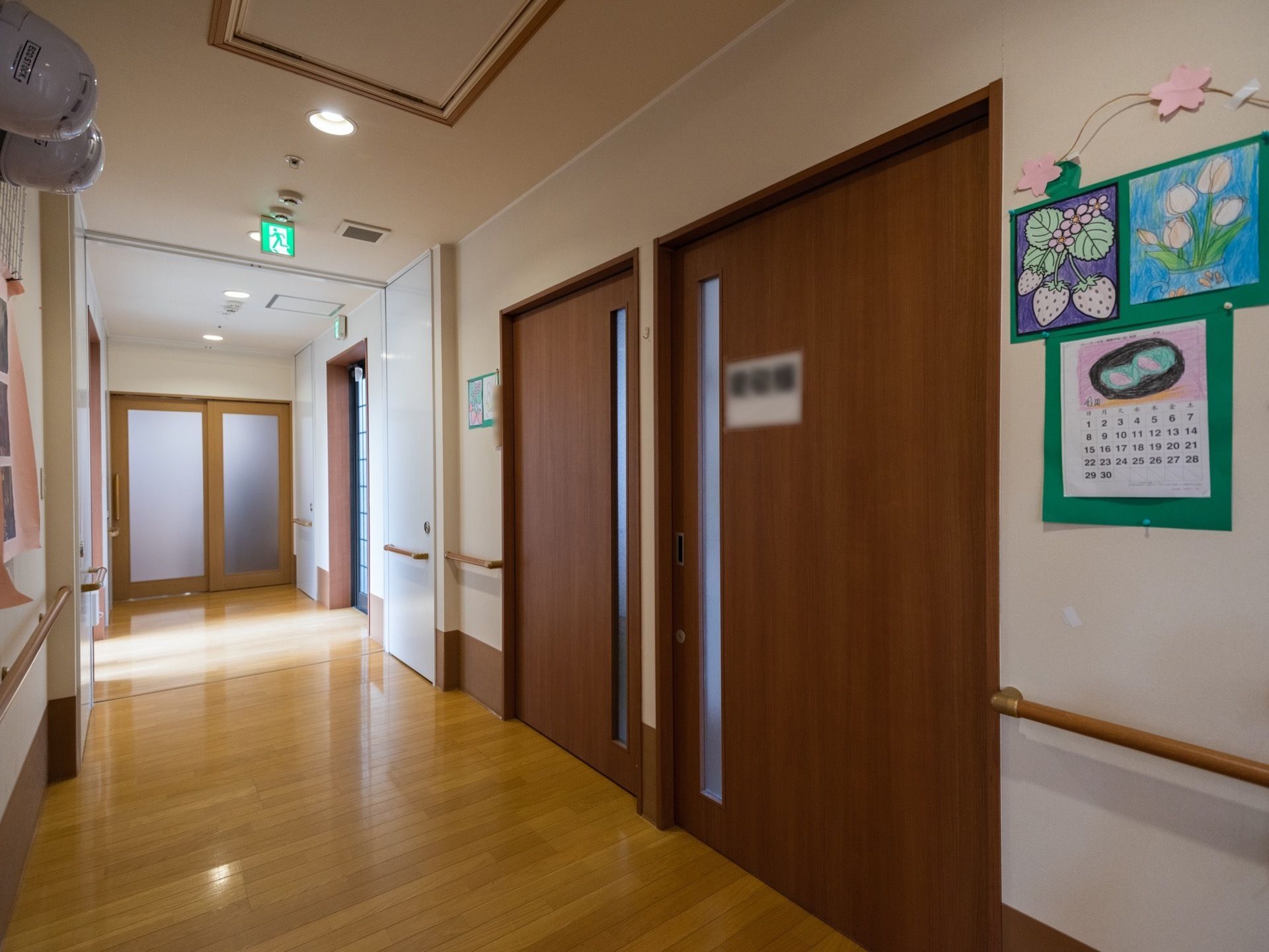 幅が広く設計されている廊下である。壁には手すりが取り付けられ、天井には非常口誘導灯が設置されている。
