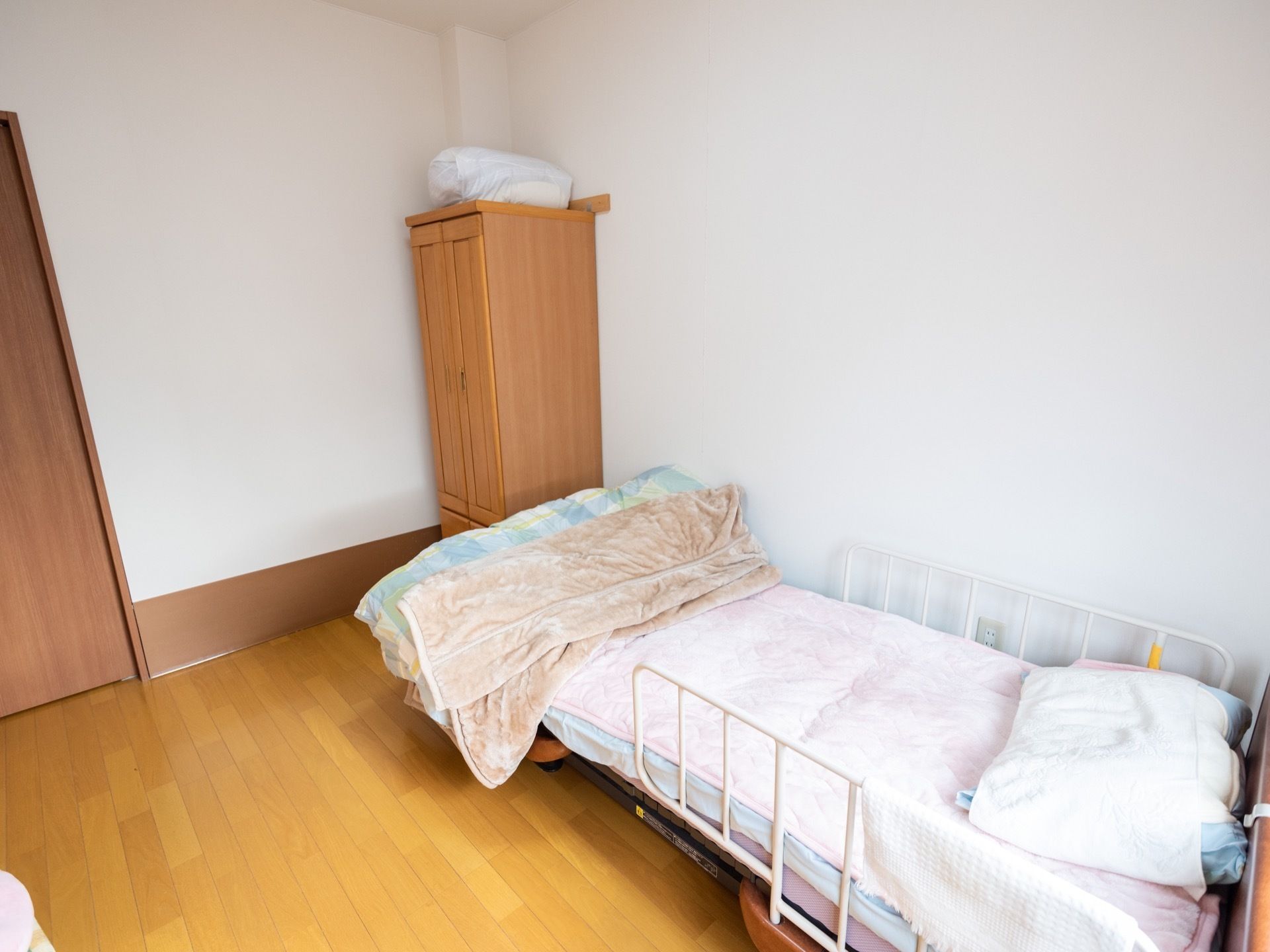居室には介護用ベッドが設置されている。転倒防止のフェンスが両サイドに装備されており、就寝時も安心である。