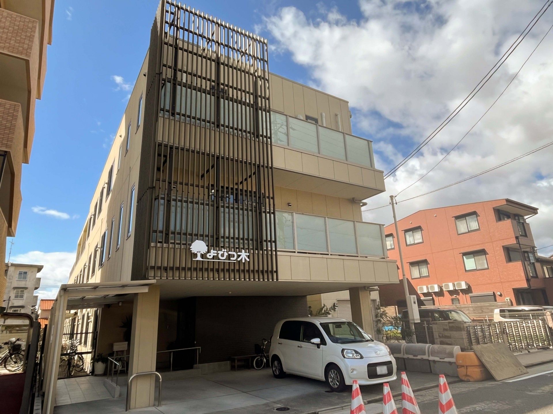モダンな建物の外観