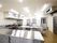 ステンレス製のキッチンはきれいに掃除がされている。収納スペースも多くついている。