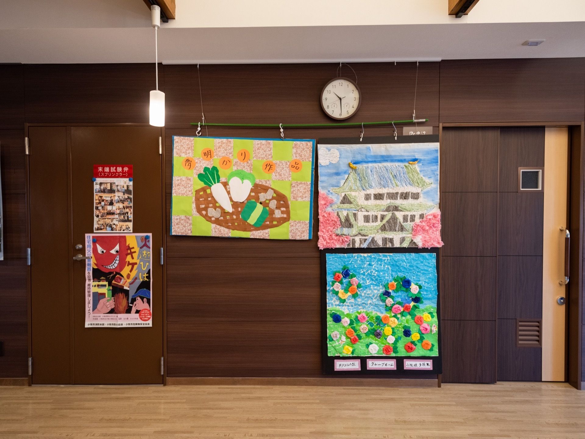 施設内には、入居者様がレクリエーション活動で描かれた作品を3点掲示している。ブラウンの壁に映えた色合いである。