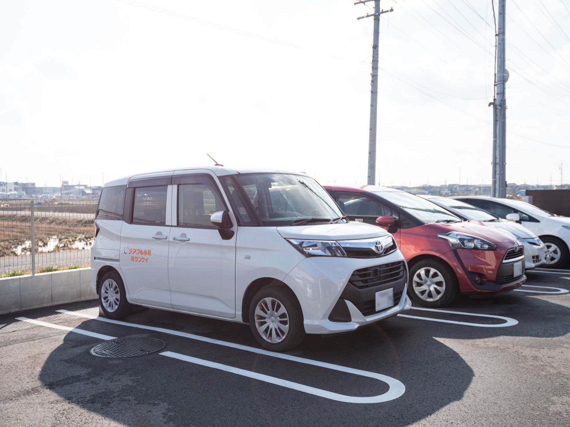 敷地内にアスファルトで整地された駐車場が完備されている。ゆとりをもって白線で仕切られているので乗降しやすい。