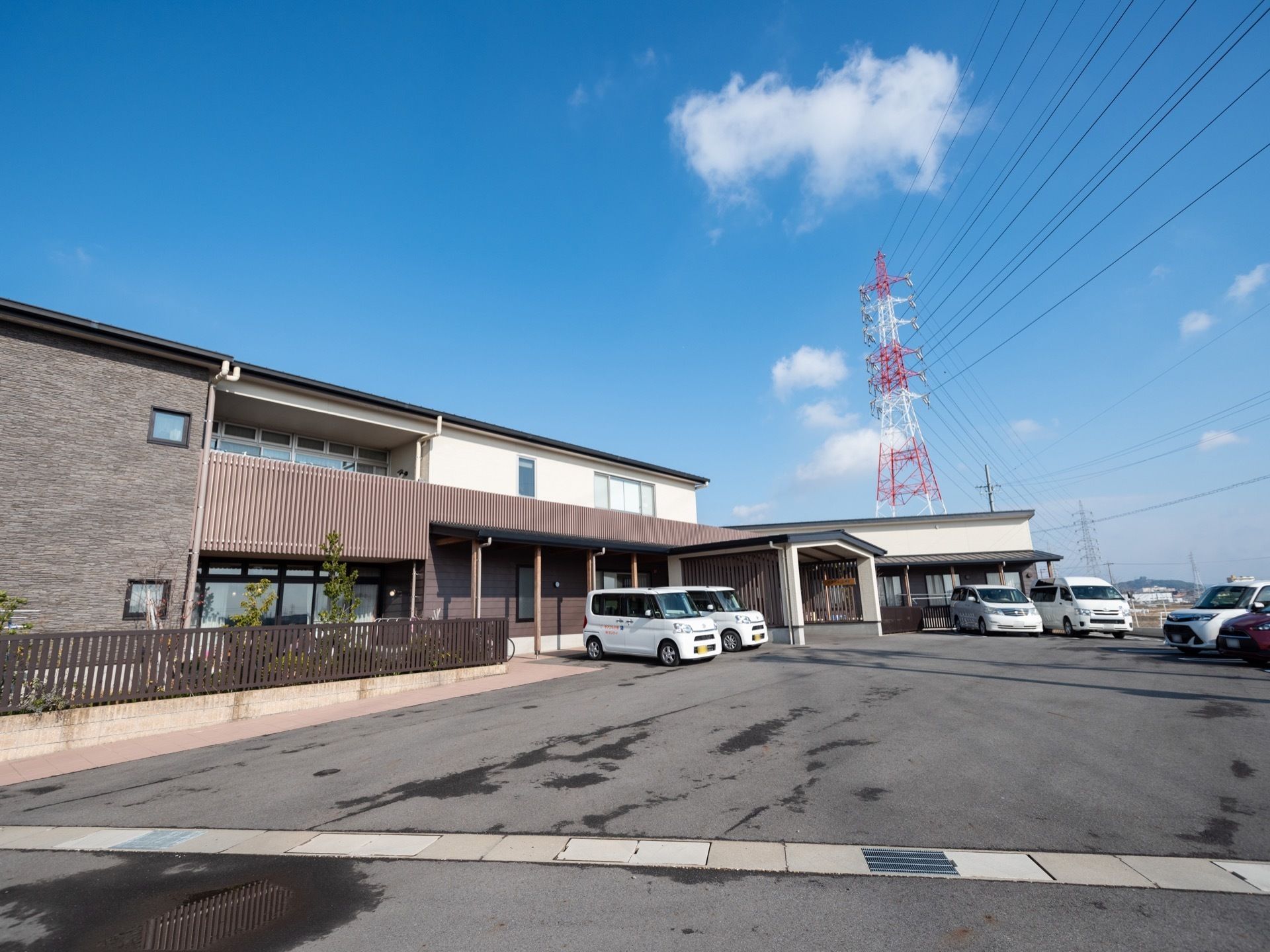 入口前の敷地の側面を、駐車スペースとして利用している。室内に入る際には、屋根の近くに車を寄せることも可能である。