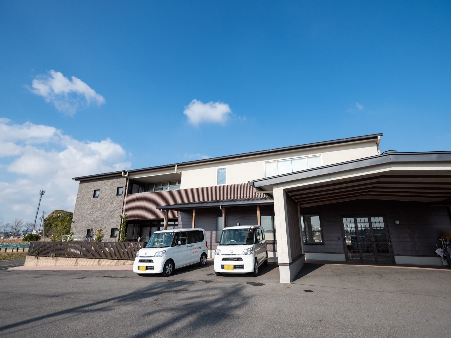 入口は、黒い格子のあるガラスドアで仕切られている。上部には、通路を覆い日陰を作る屋根が設置してある。
