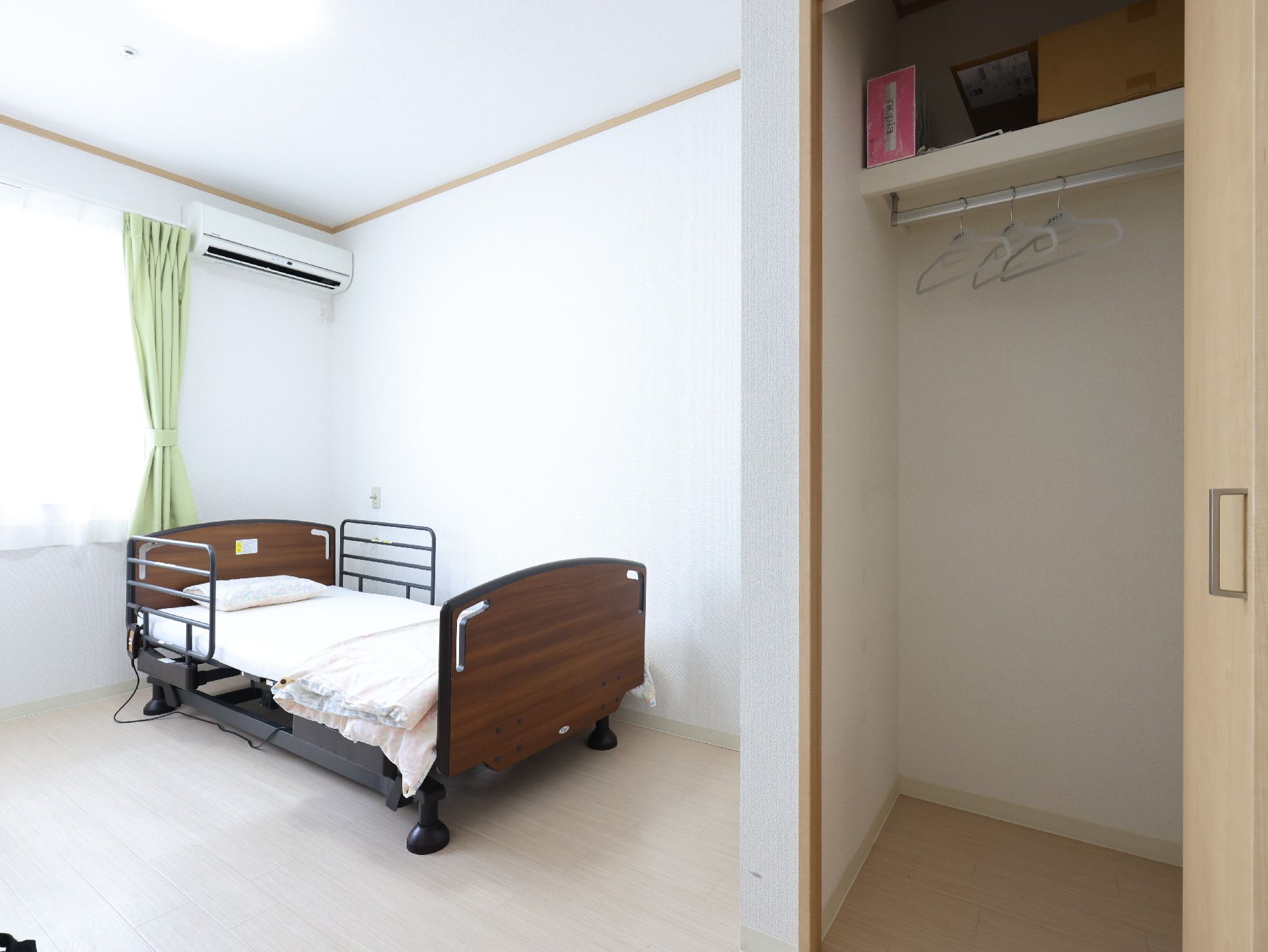 ベッドが置かれた白い壁の部屋