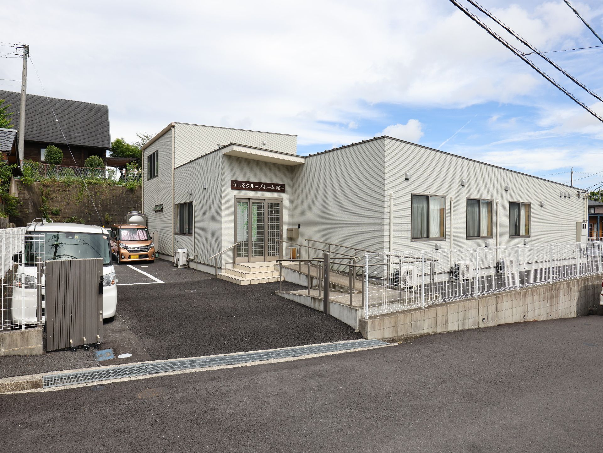 道路沿いに立地している白い外観の建物