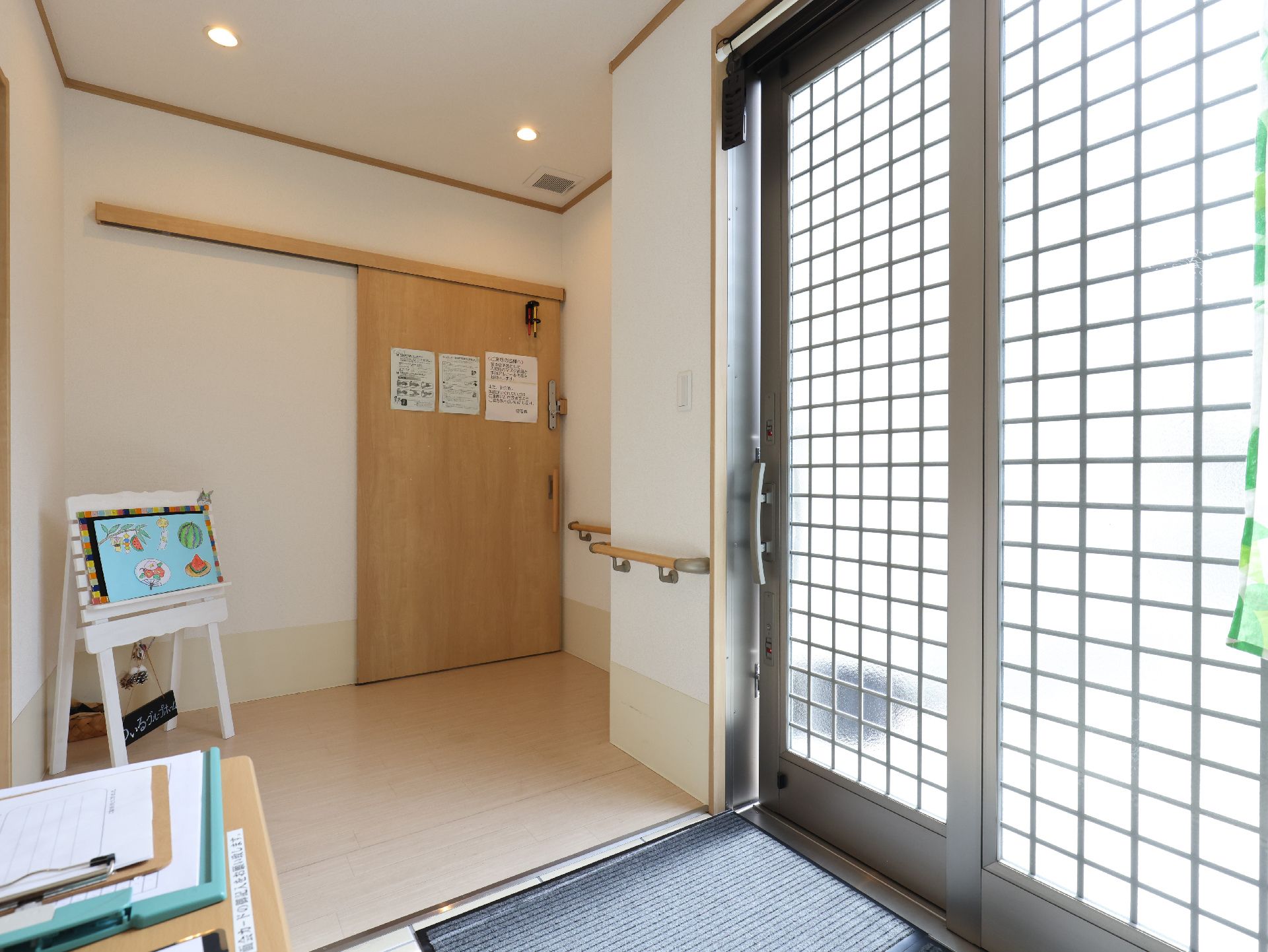 白い壁の建物のエントランス