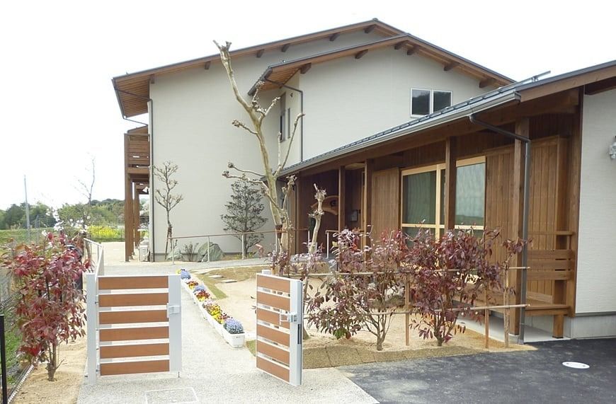 庭のある建物の外観