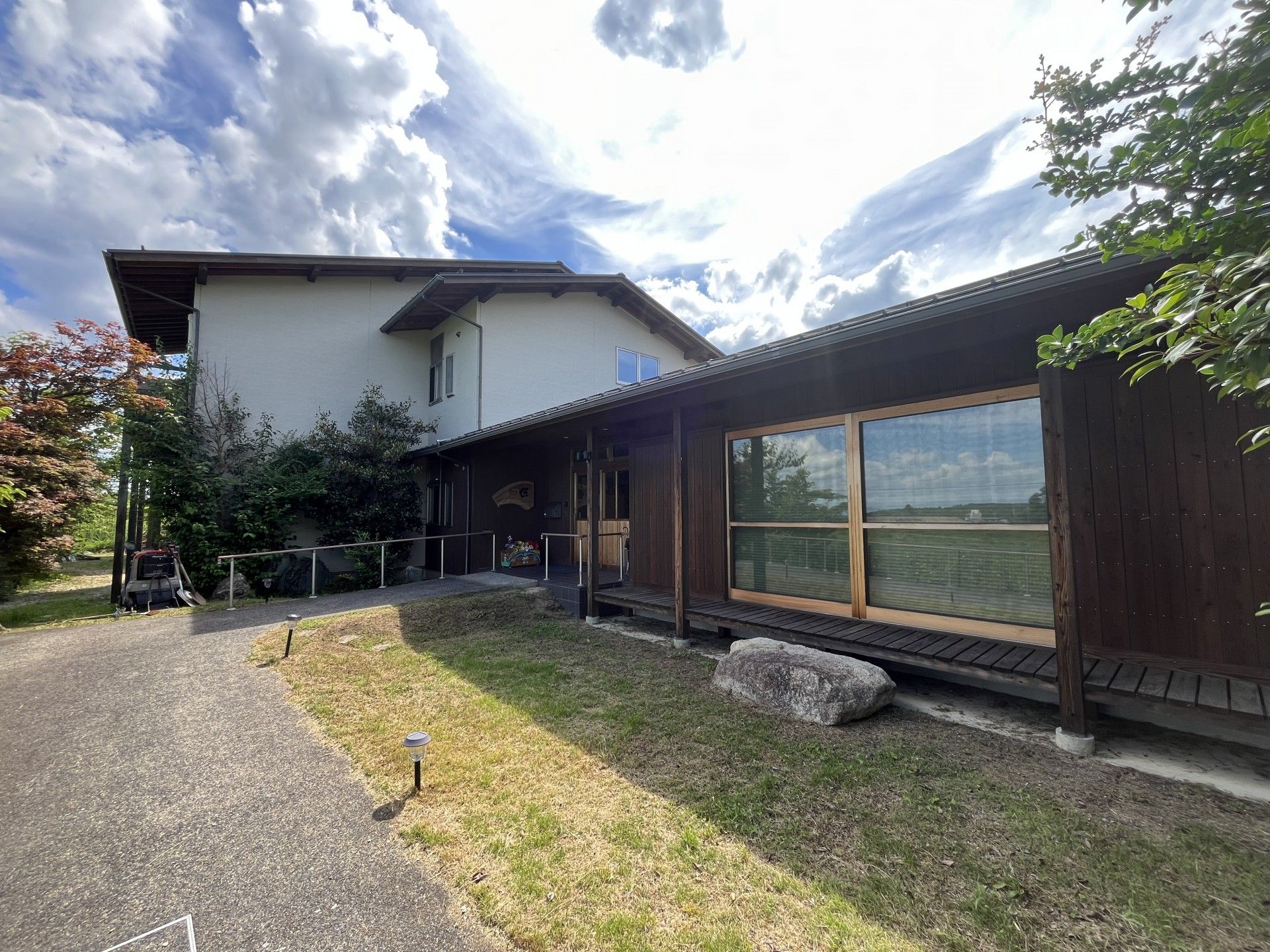 自然に囲まれた建物の外観