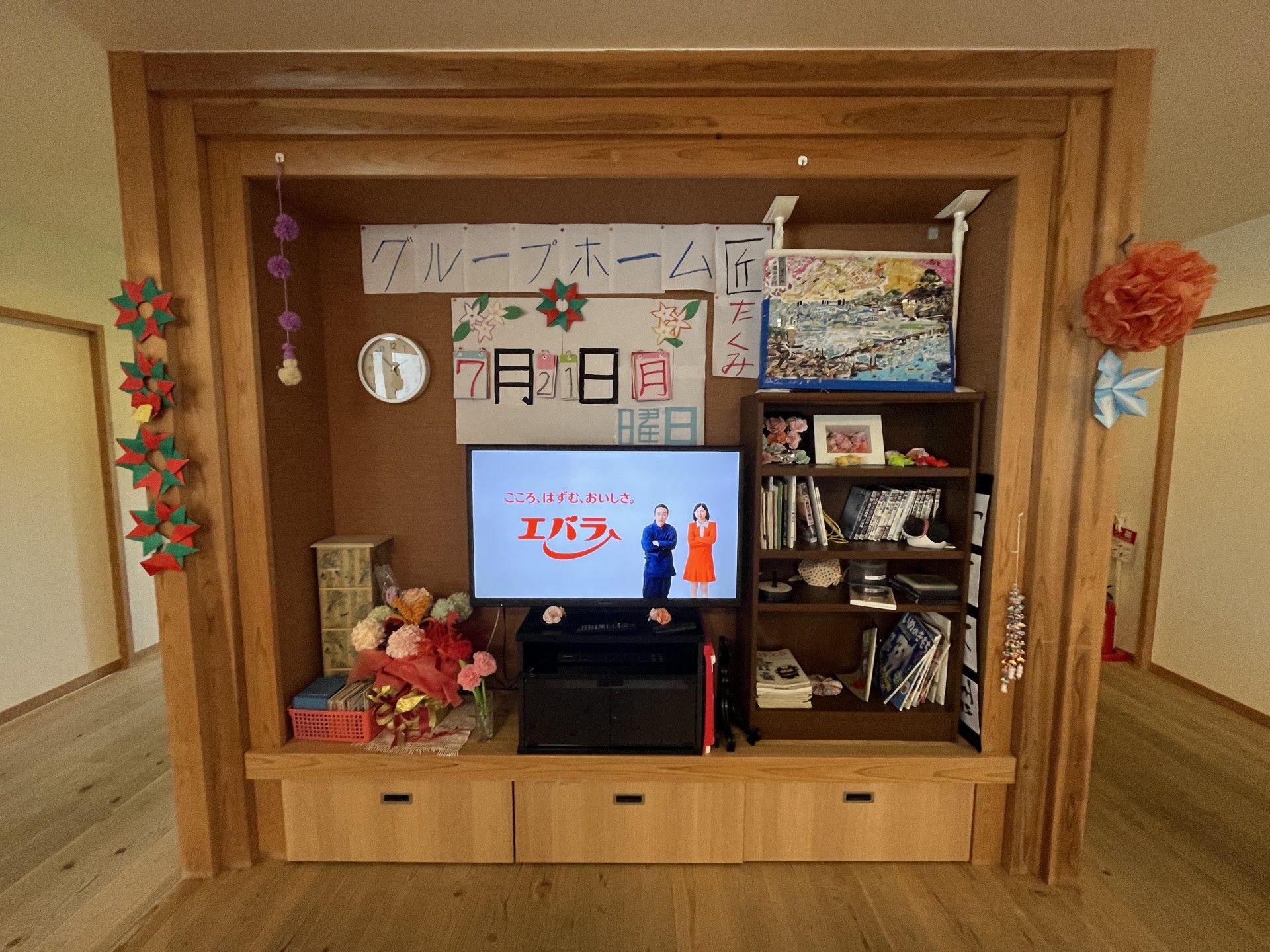 テレビと飾り棚のある空間