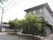 施設の外観は、外壁がグレーの３階建てである。建物の周囲には、舗装された散歩道が造られており、道の左右には大きな木々が多数植えられいる。