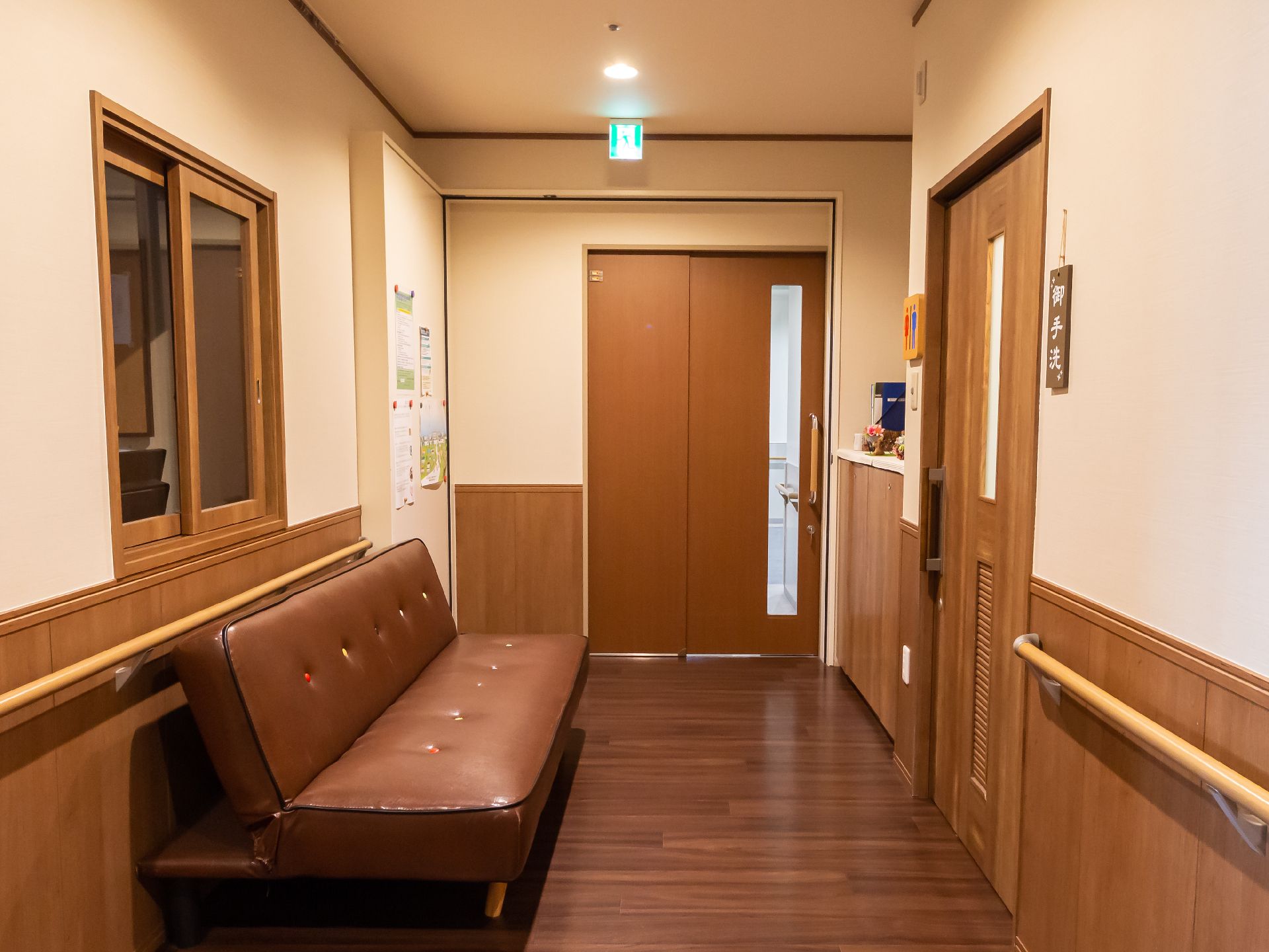 トイレの前にソファーのある廊下