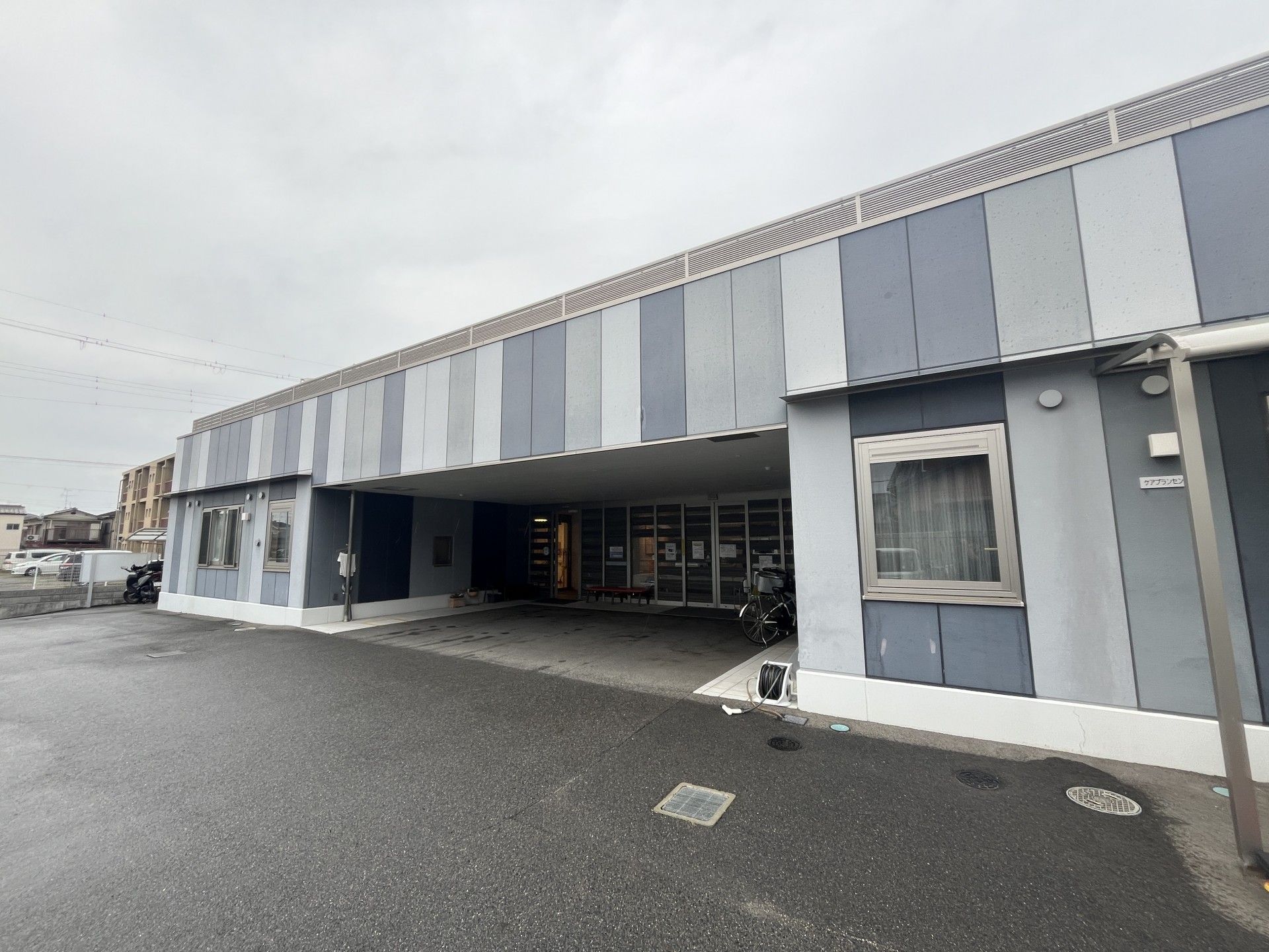 広々としたエントランスの施設