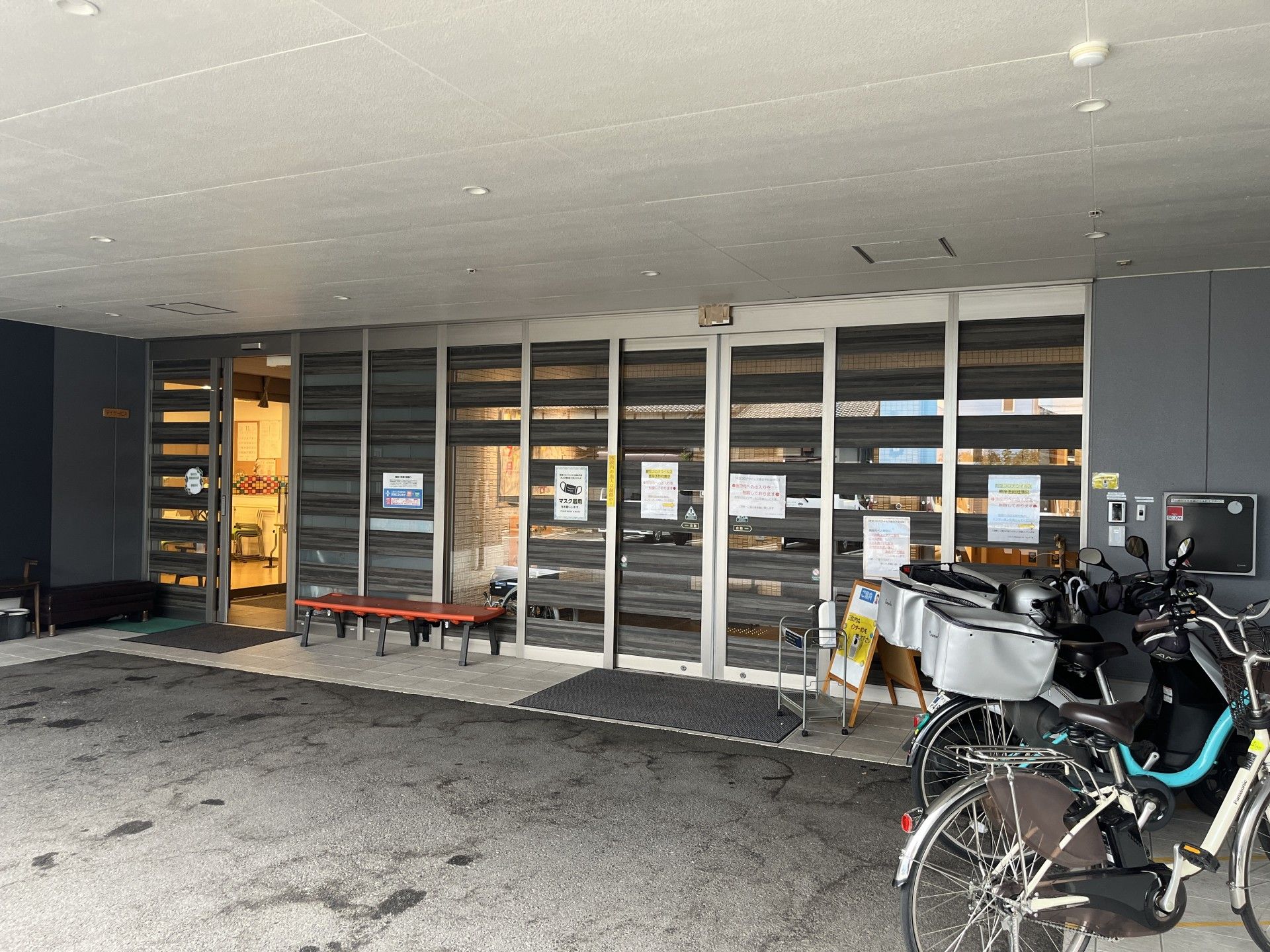 入口と自転車置き場