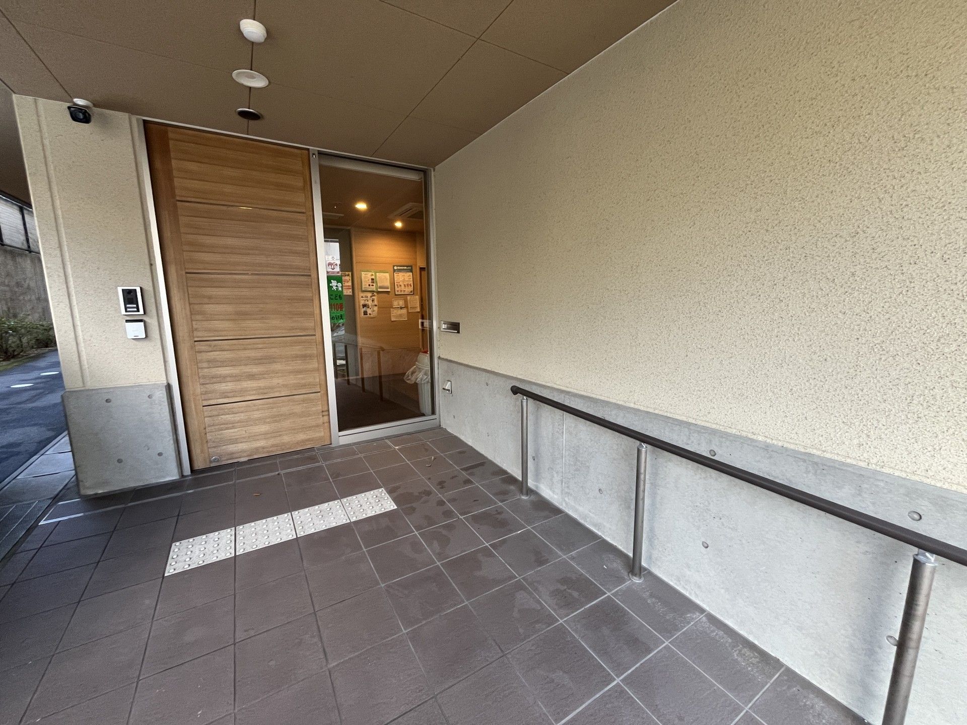 手すり付きの玄関