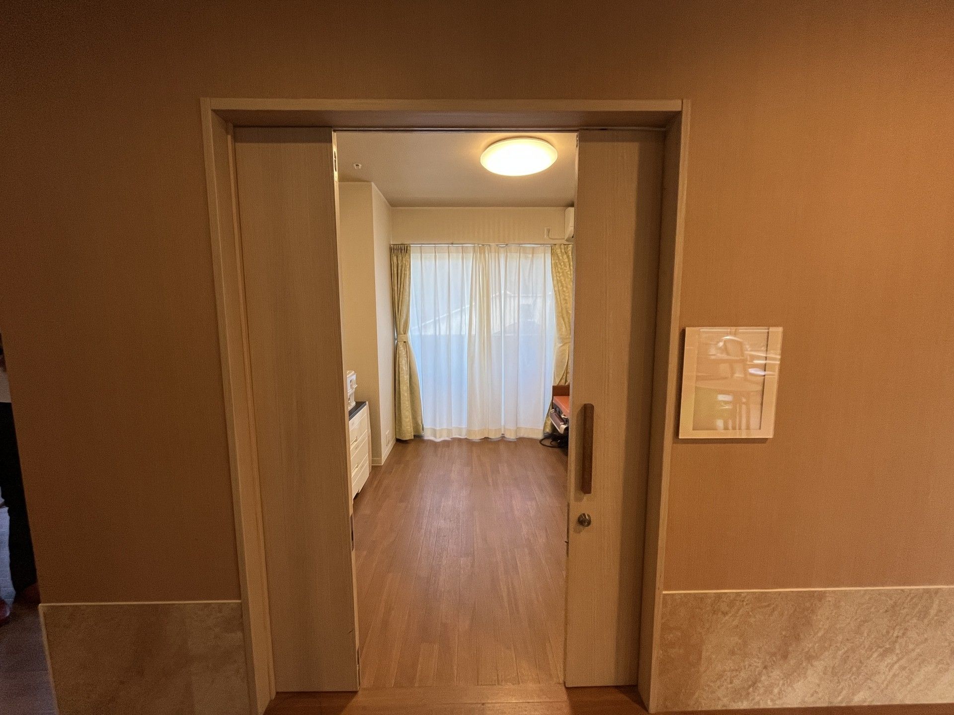 明るい部屋の入口