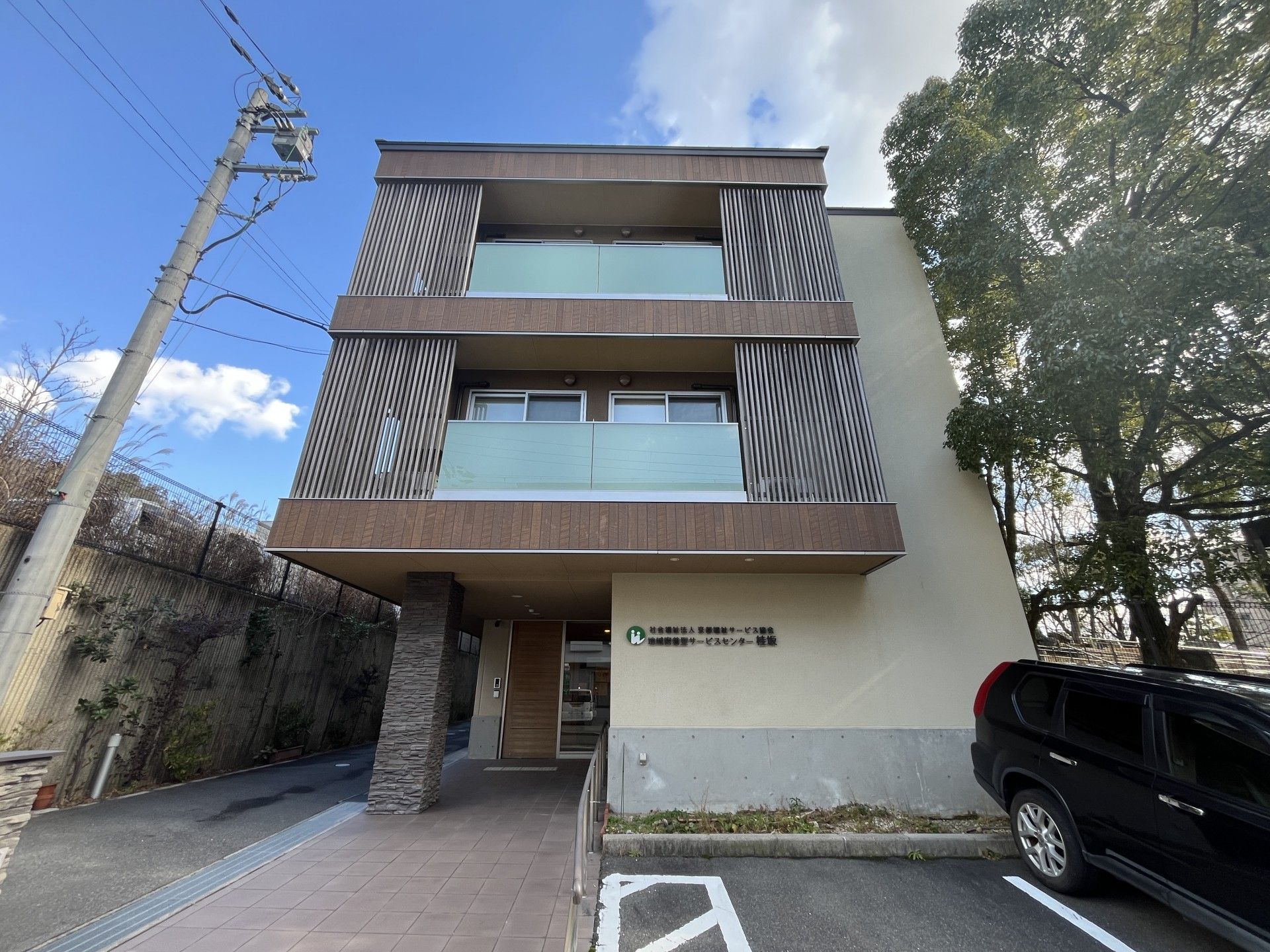 三階建ての建物外観