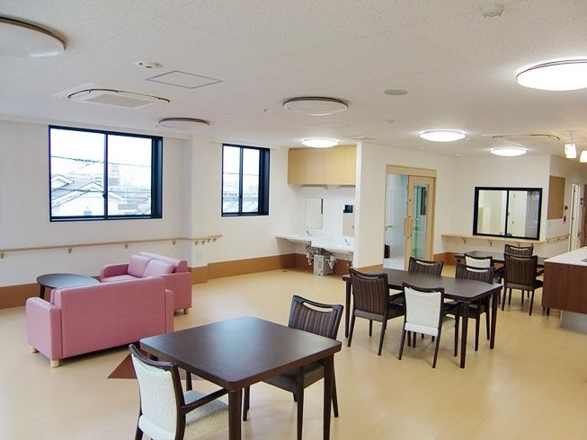 リビングスペースに家庭的な調度品が並んでいる様子。施設内のリラックススペース