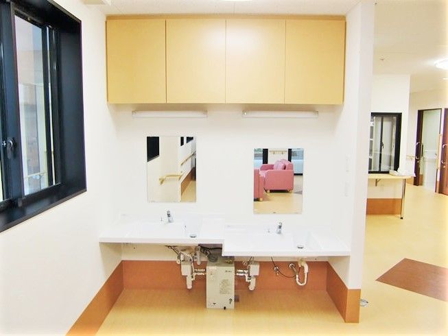 洗面台が二つ並んでいる写真。フットレス設計の洗面台が並んでいる