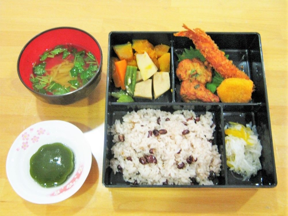 お吸い物や豪華な揚げ物などがのっている行楽弁当のような食べ物