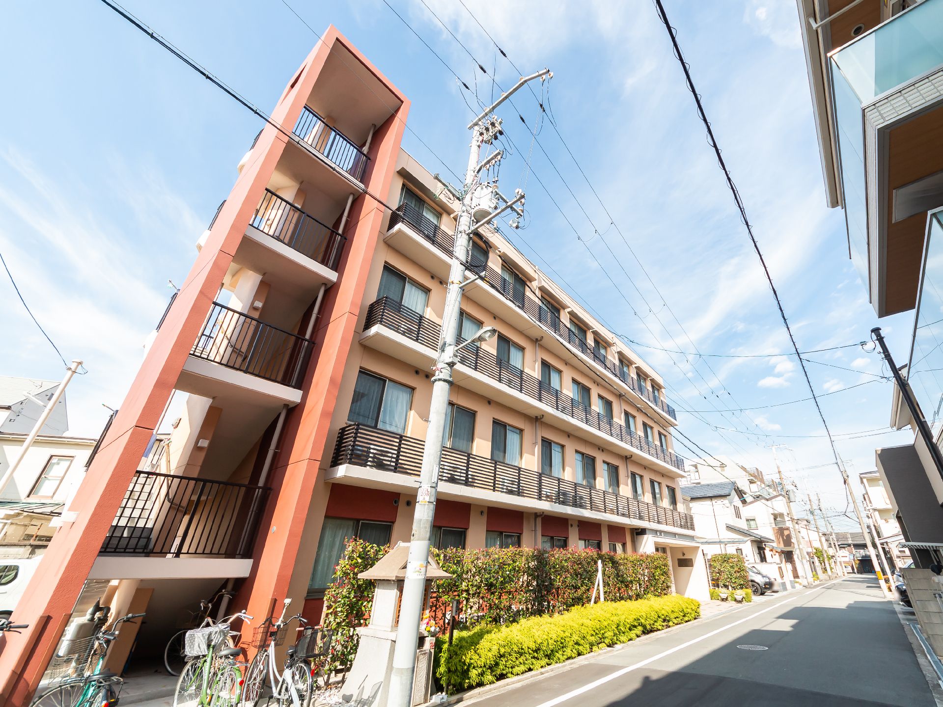 ベージュ系の落ち着いた色合いで、高級マンションのような外観