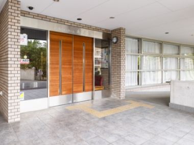 明るいエントランスの風景