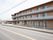 建物の周辺には日を遮るような高い建物がないので、日当たりが良い。広い敷地にゆったりと建てられている。