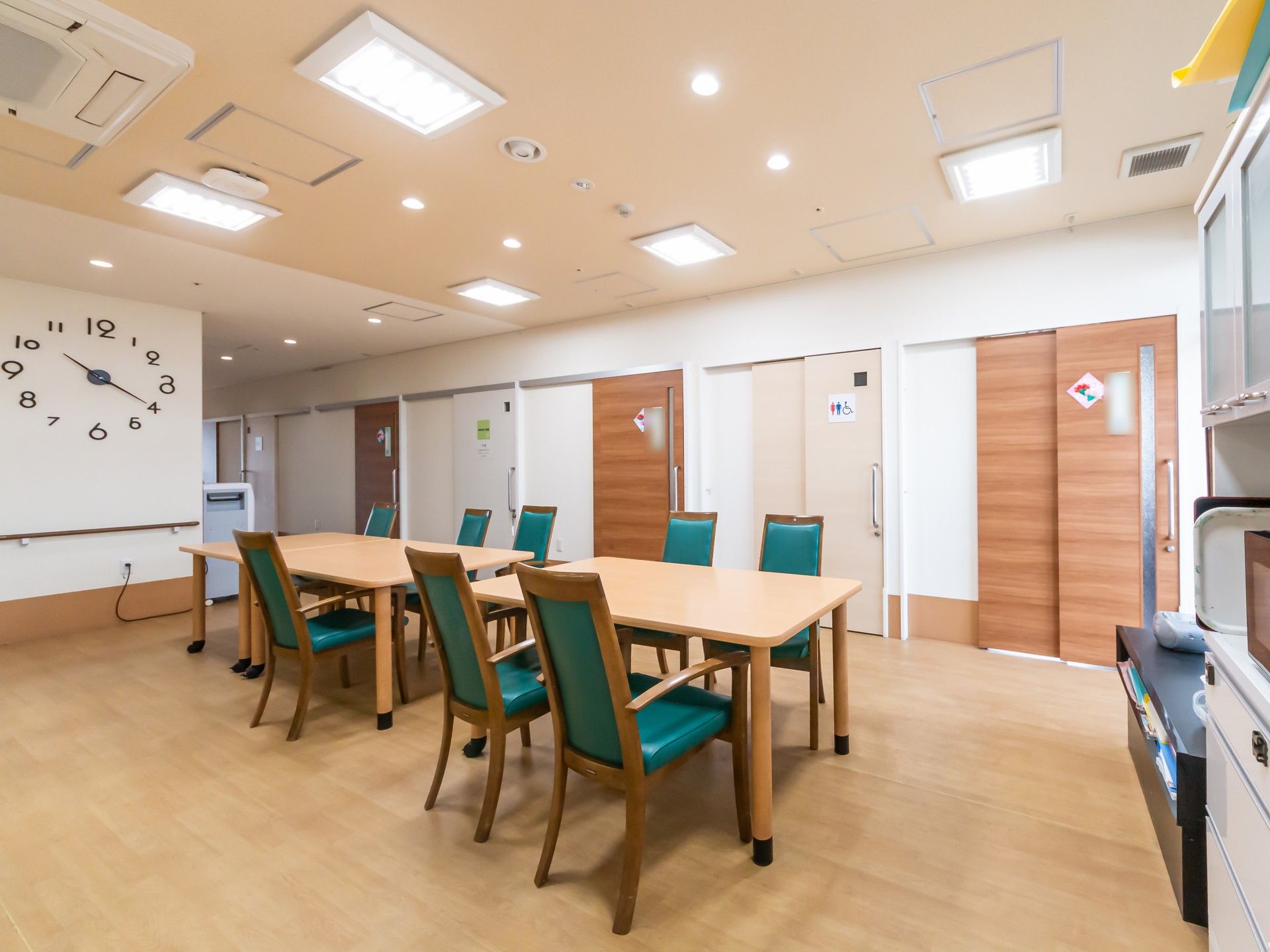 時計のある広い部屋