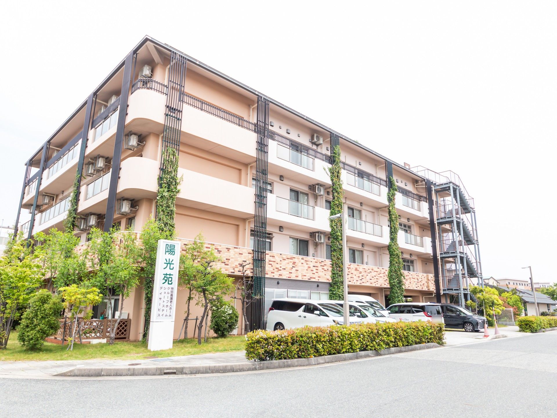 緑に囲まれた建物外観