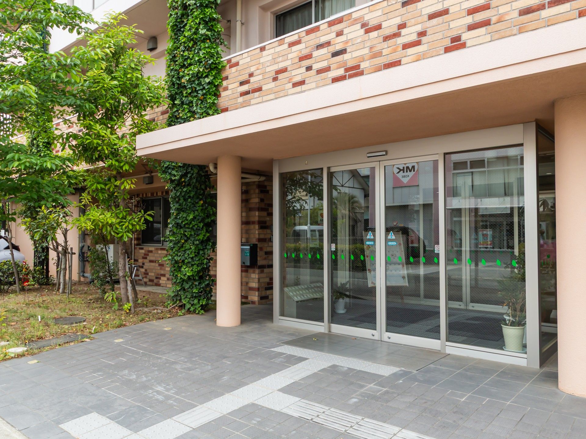 緑に囲まれたエントランス