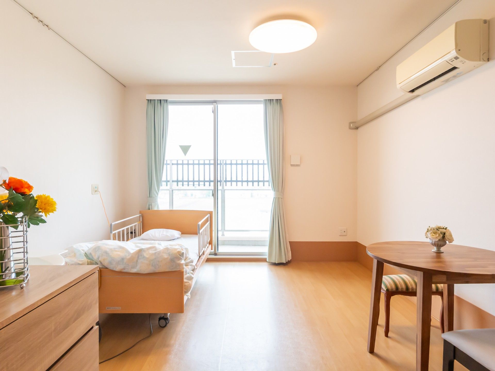明るい個室のベッドとテーブル