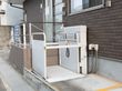 玄関前には、昇降のできる機械を設置