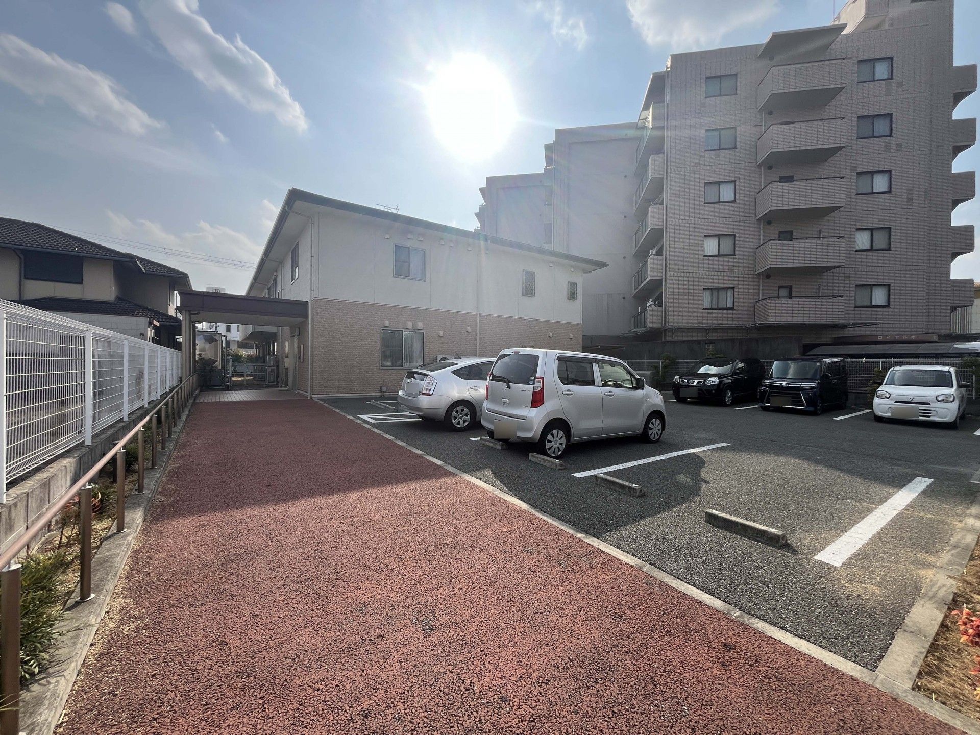 駐車場と建物の外観