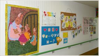 壁に飾られたアート作品