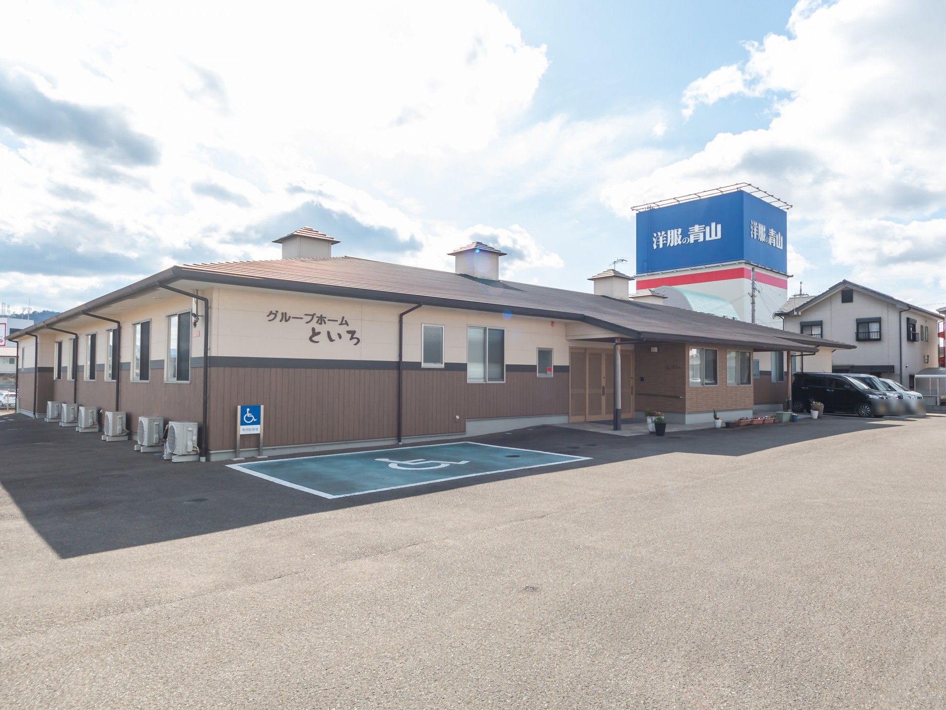 広々とした施設の外観