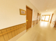 明るい廊下と部屋の入口