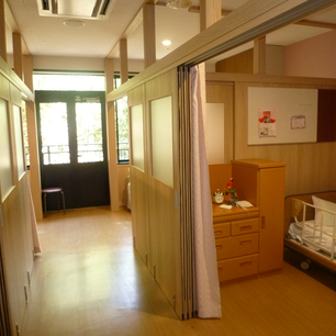 明るい居室の一角