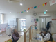 介護施設の居間と入居者