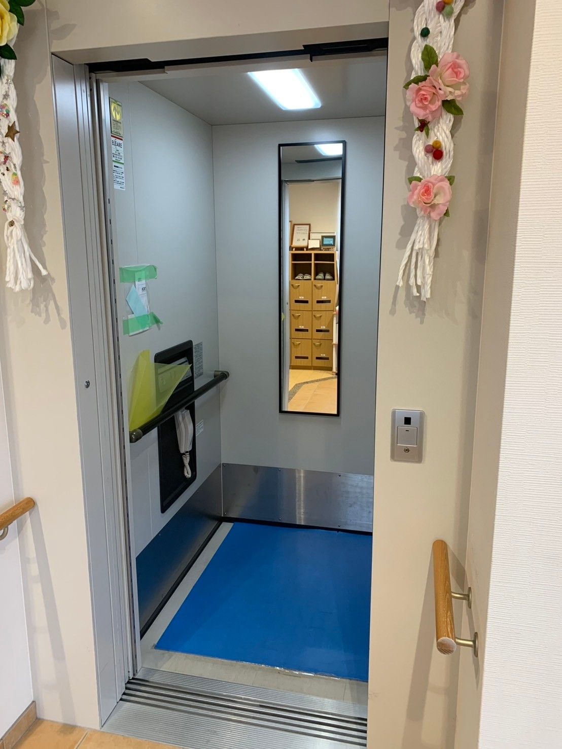 飾りのあるエレベーター
