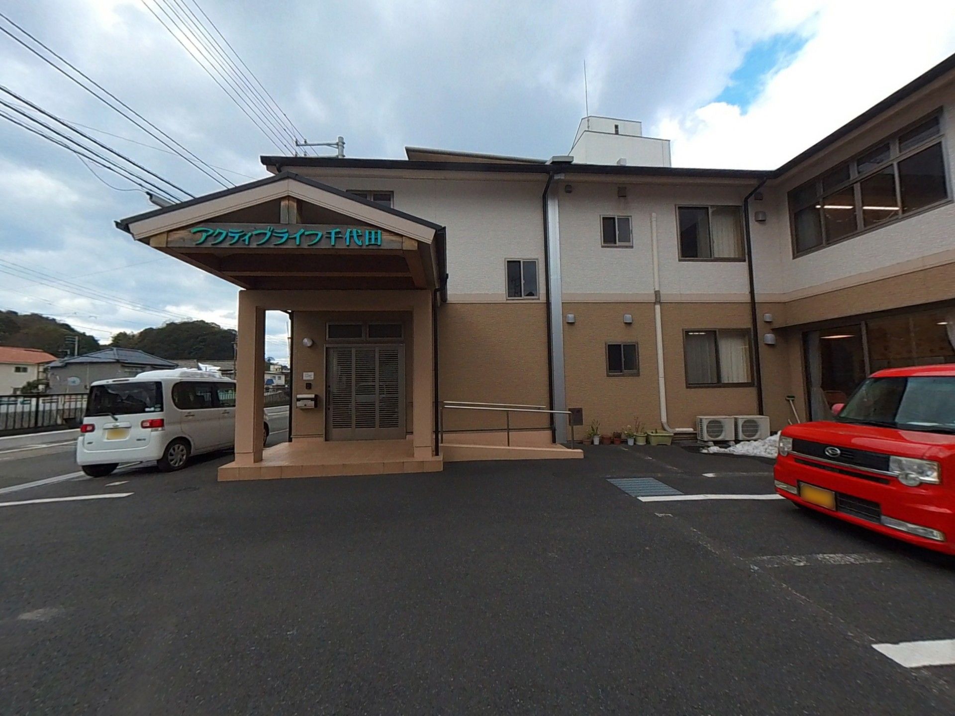 明るく清潔な外観