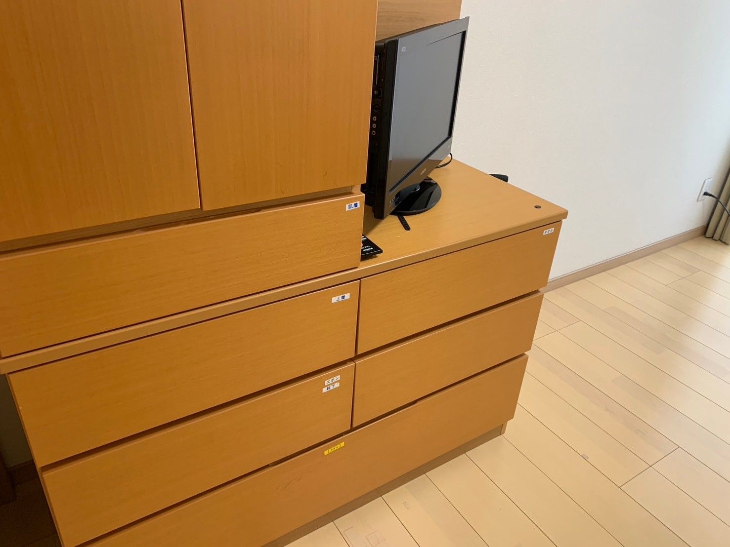 収納家具とテレビ