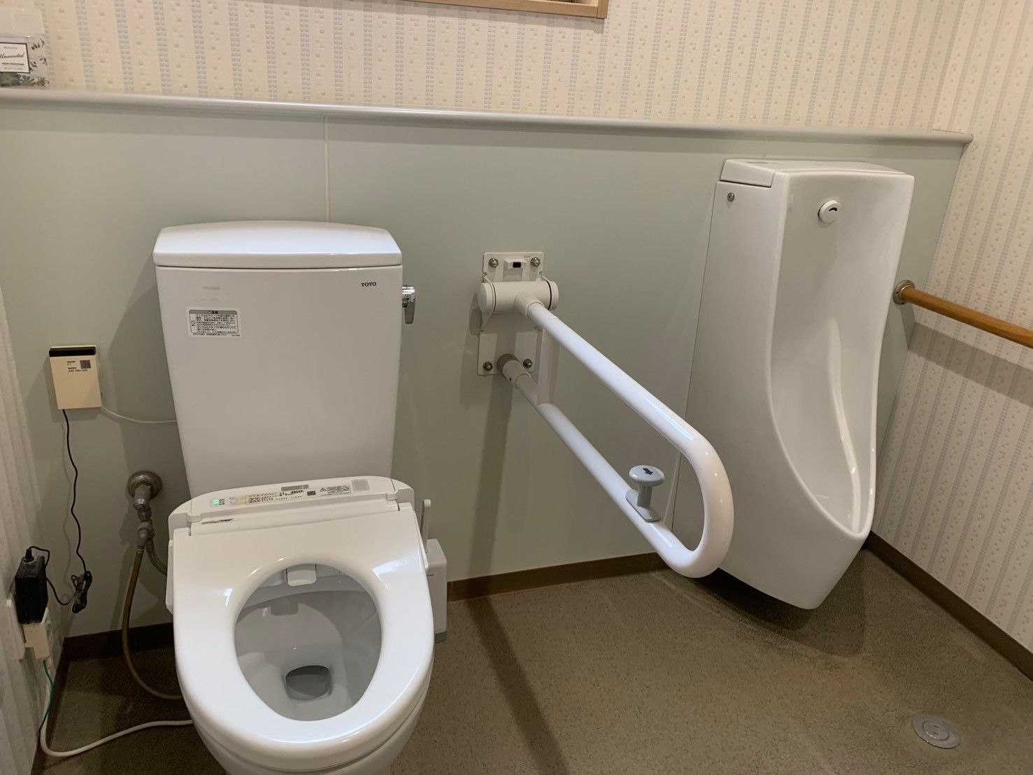 手すり付きのトイレ