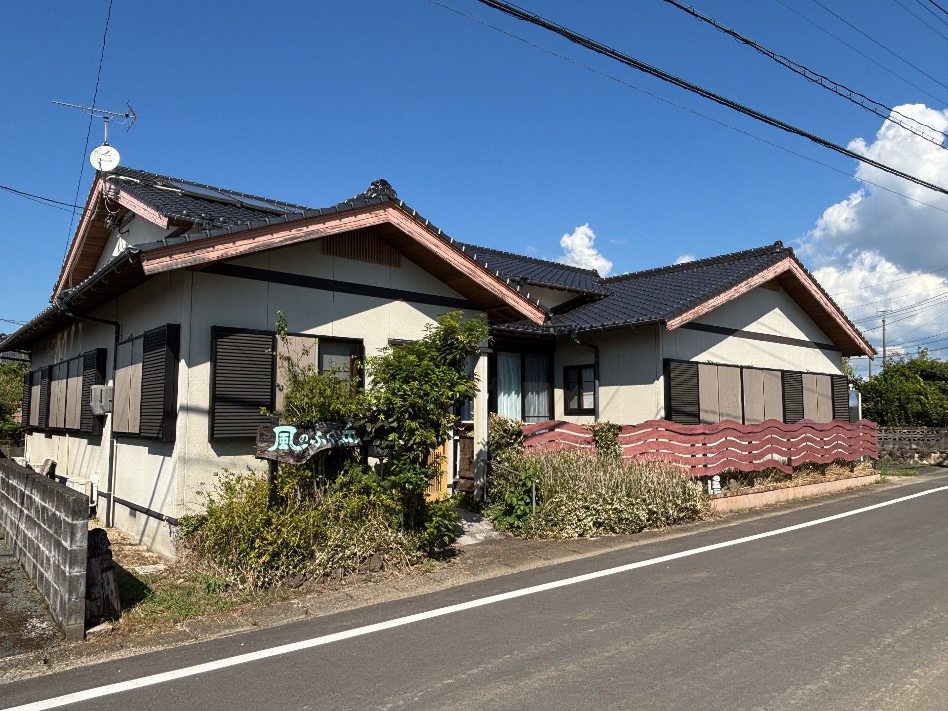 和風の木造建築の外観