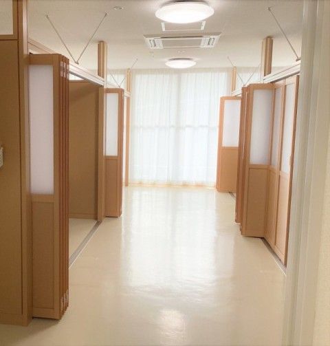 明るい個室の廊下